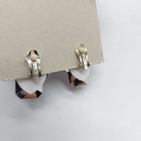 Vintage 1980s Gold Tone Faux Pearl Geometric Clip-On Dangle Earrings - Picture 5 of 5